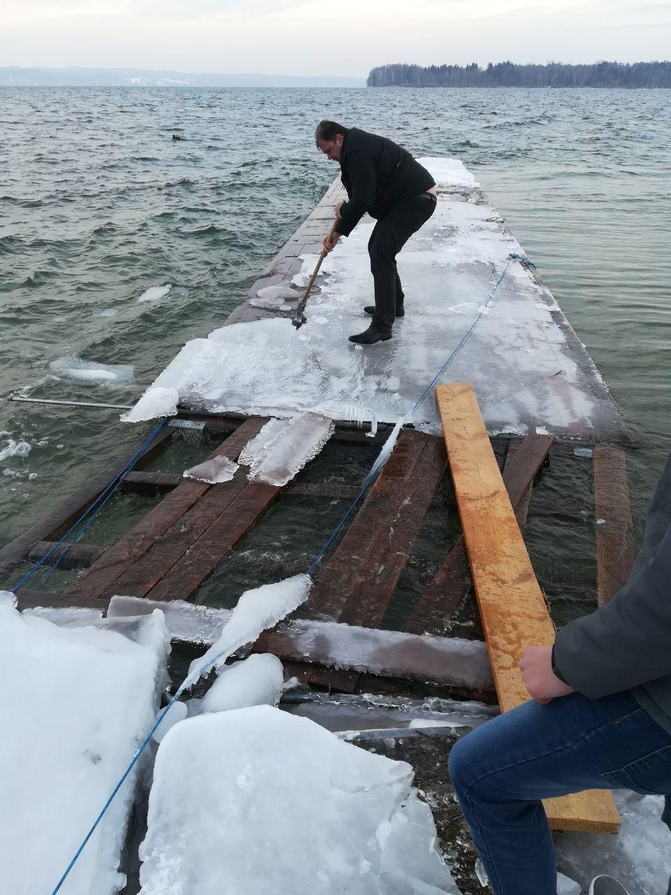 Retten, was noch zu retten ist: Der Wind und das Eis haben unserem Rudersteg stark zugesetzt.